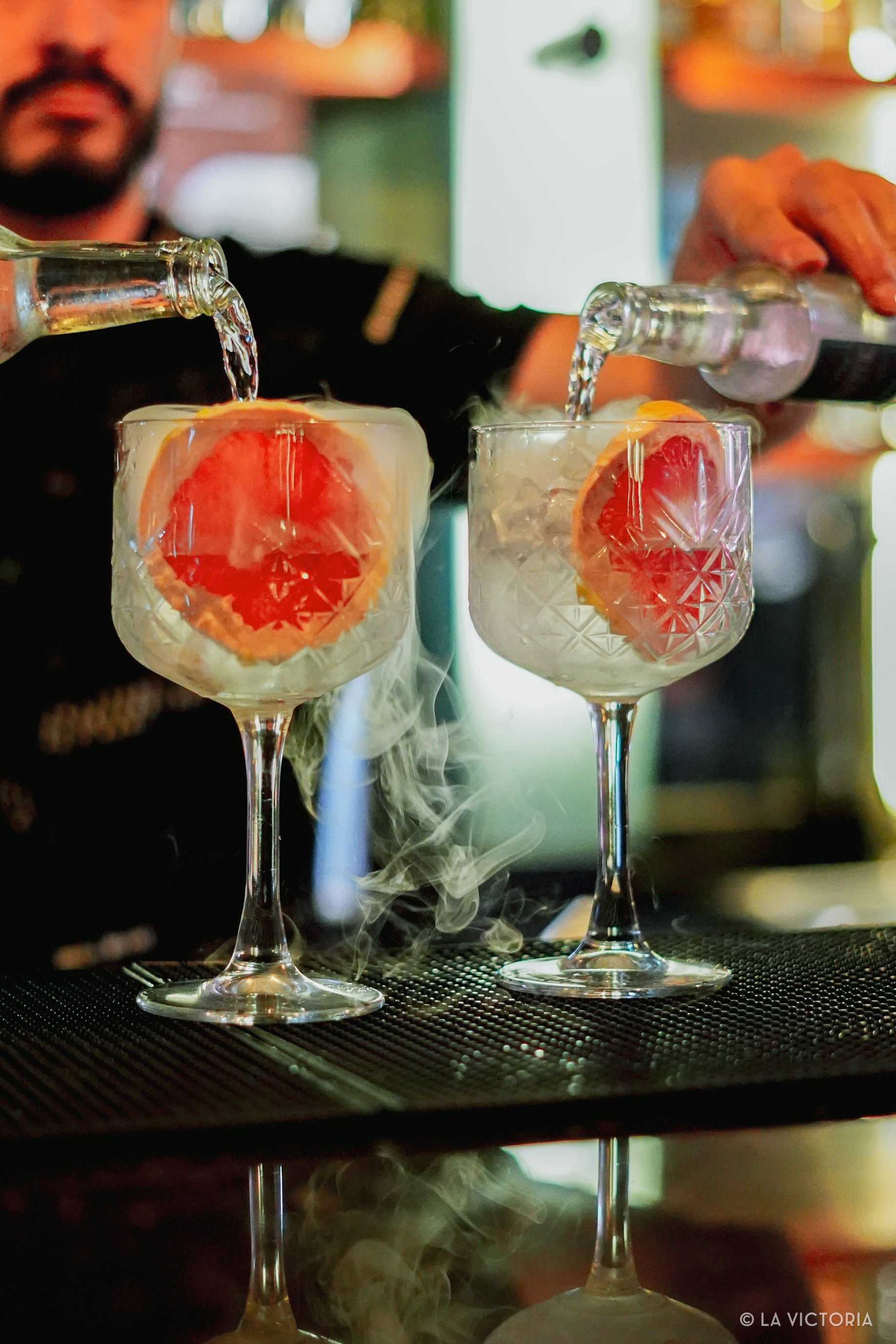 Coctelería con ahumado en la barra de La Victoria