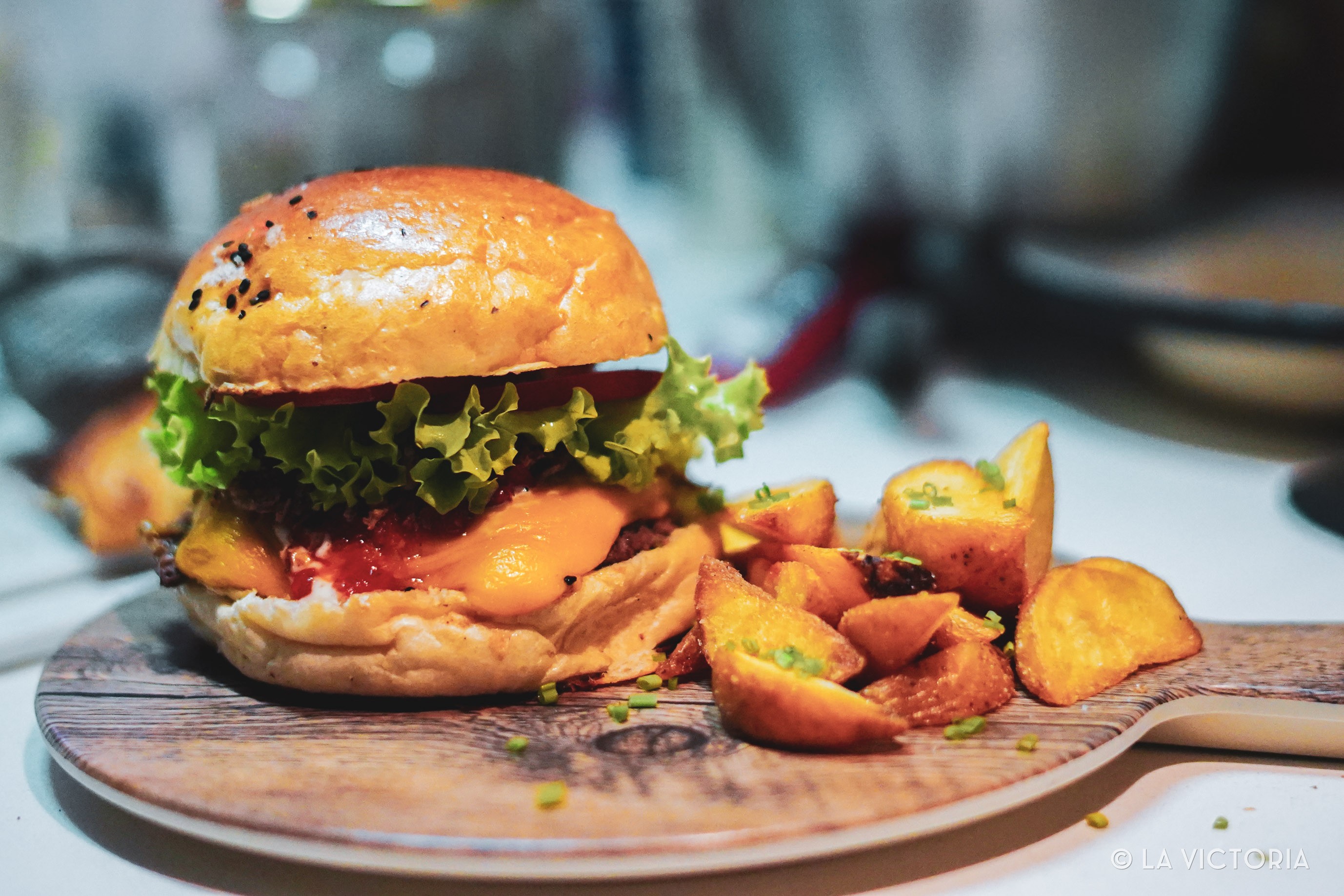 Hamburguesa con papas criollas de La Victoria