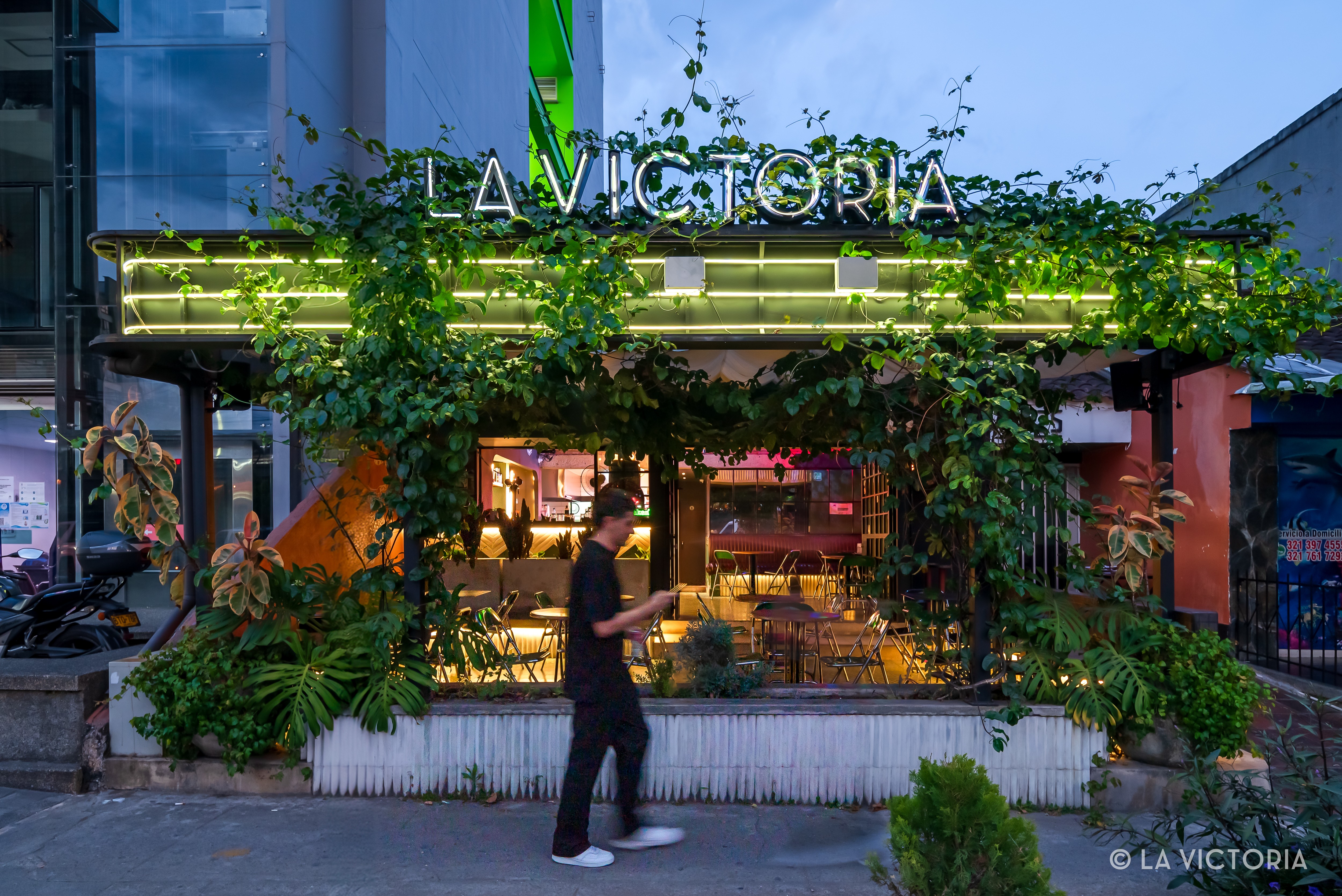 Fachada de La Victoria con el letrero de neón entre las plantas