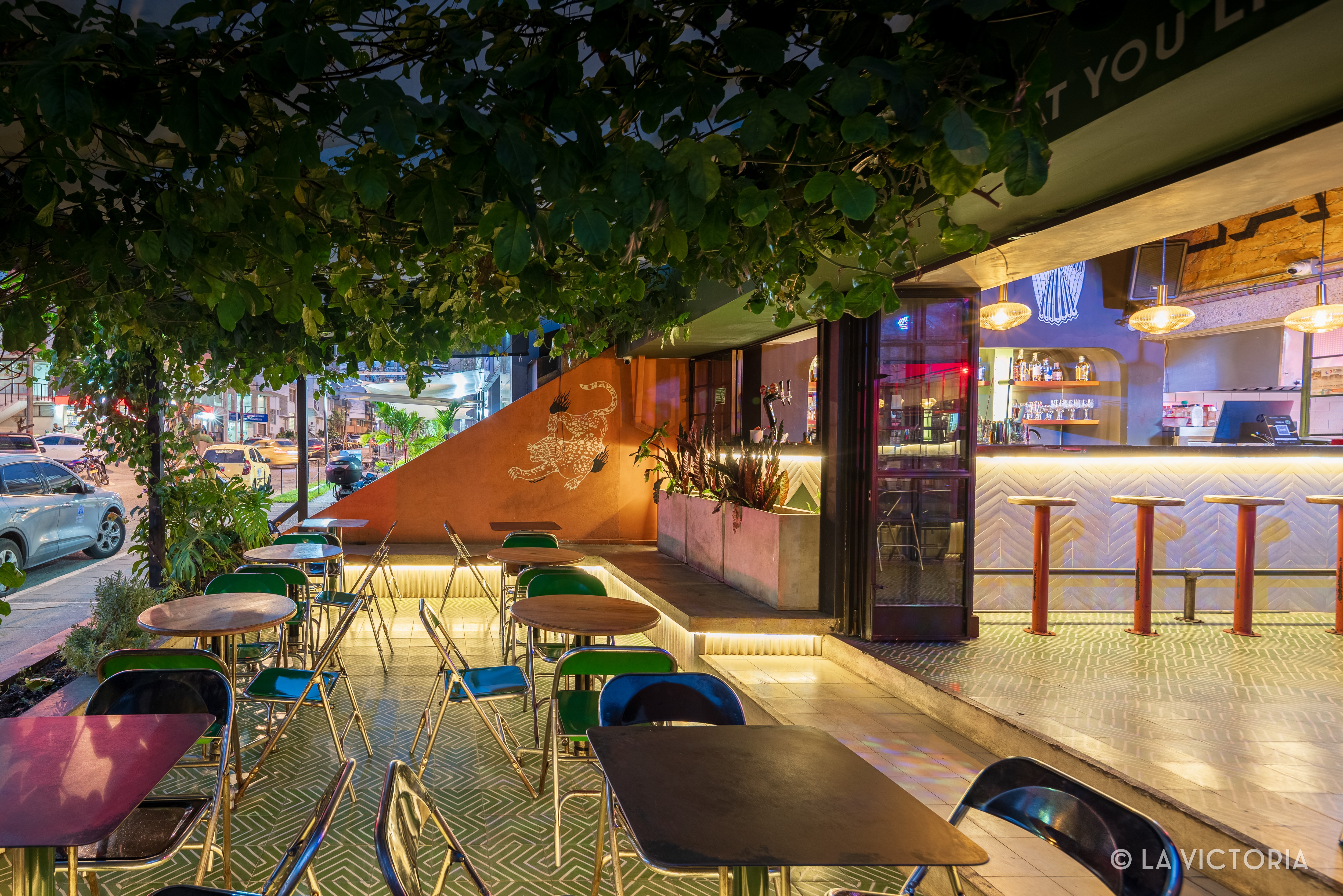Terraza de La Victoria de noche vista hacia la barra y la calle