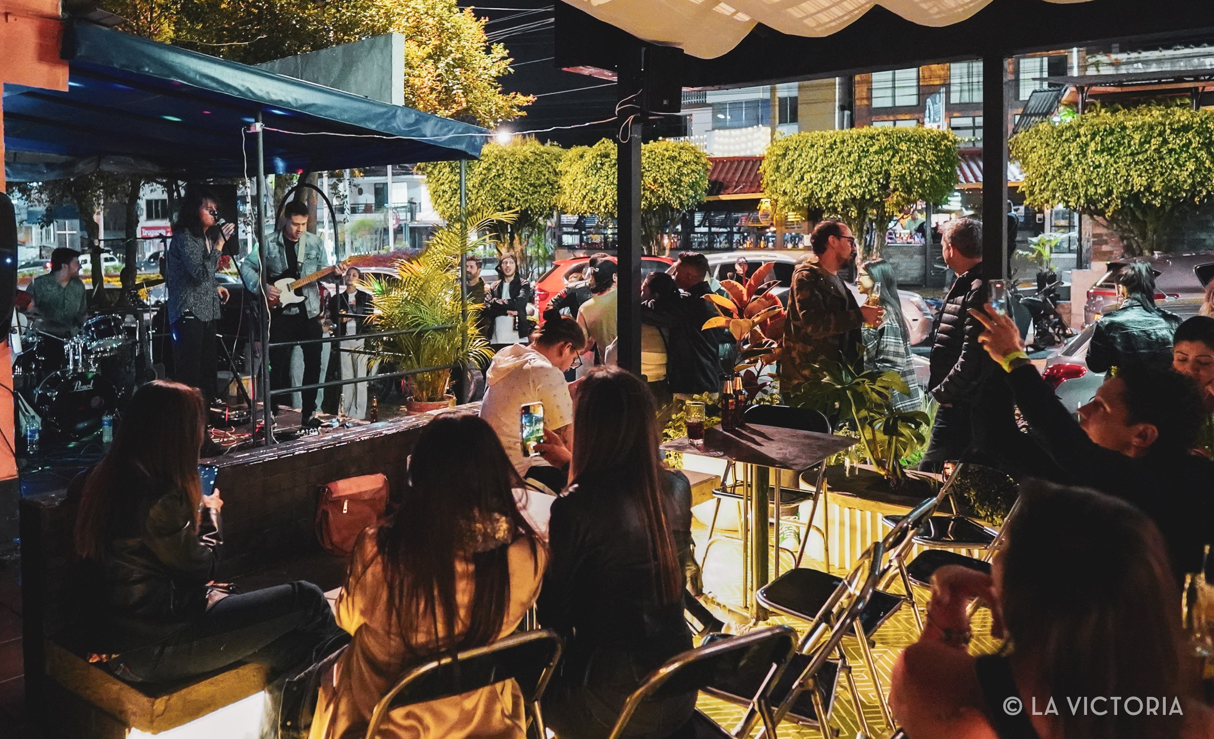 Banda en vivo tocando en la terraza de La Victoria